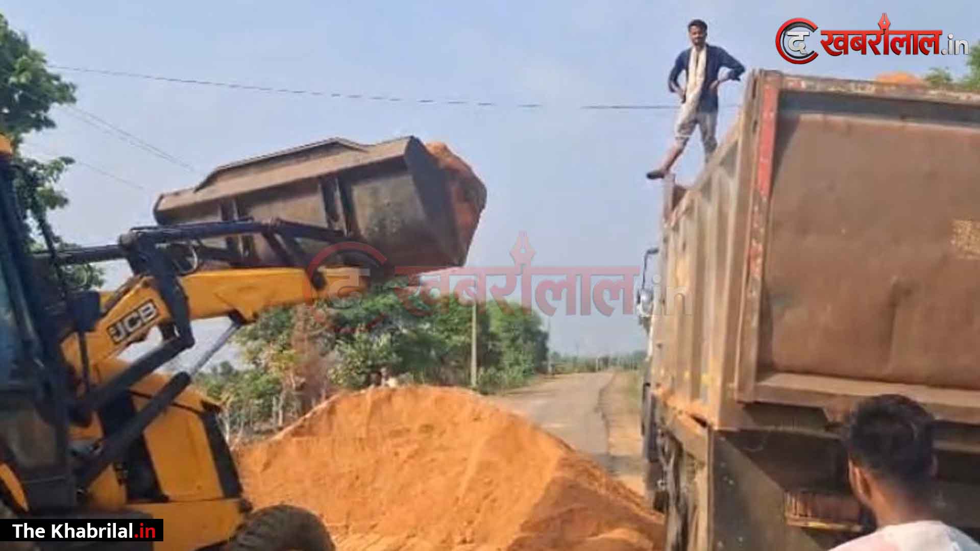 बकस्वाहा में अवैध रेत माफियाओं के ‘हाईटेक’ पैंतरे: अधिकारियों को देख बीच सड़क पर रेत पलटकर भागा डंपर; मुखबिर तंत्र और लंबी दूरी के ‘टीपी’ घोटाले पर उठे विधिक सवाल
