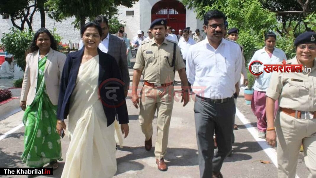 सतना सेंट्रल जेल का औचक निरीक्षण: कलेक्टर और एसपी ने खुद चखा बंदियों के भोजन का स्वाद; व्यवस्थाओं का लिया जायजा सतना सेंट्रल जेल का औचक निरीक्षण: कलेक्टर और एसपी ने खुद चखा बंदियों के भोजन का स्वाद; व्यवस्थाओं का लिया जायजा