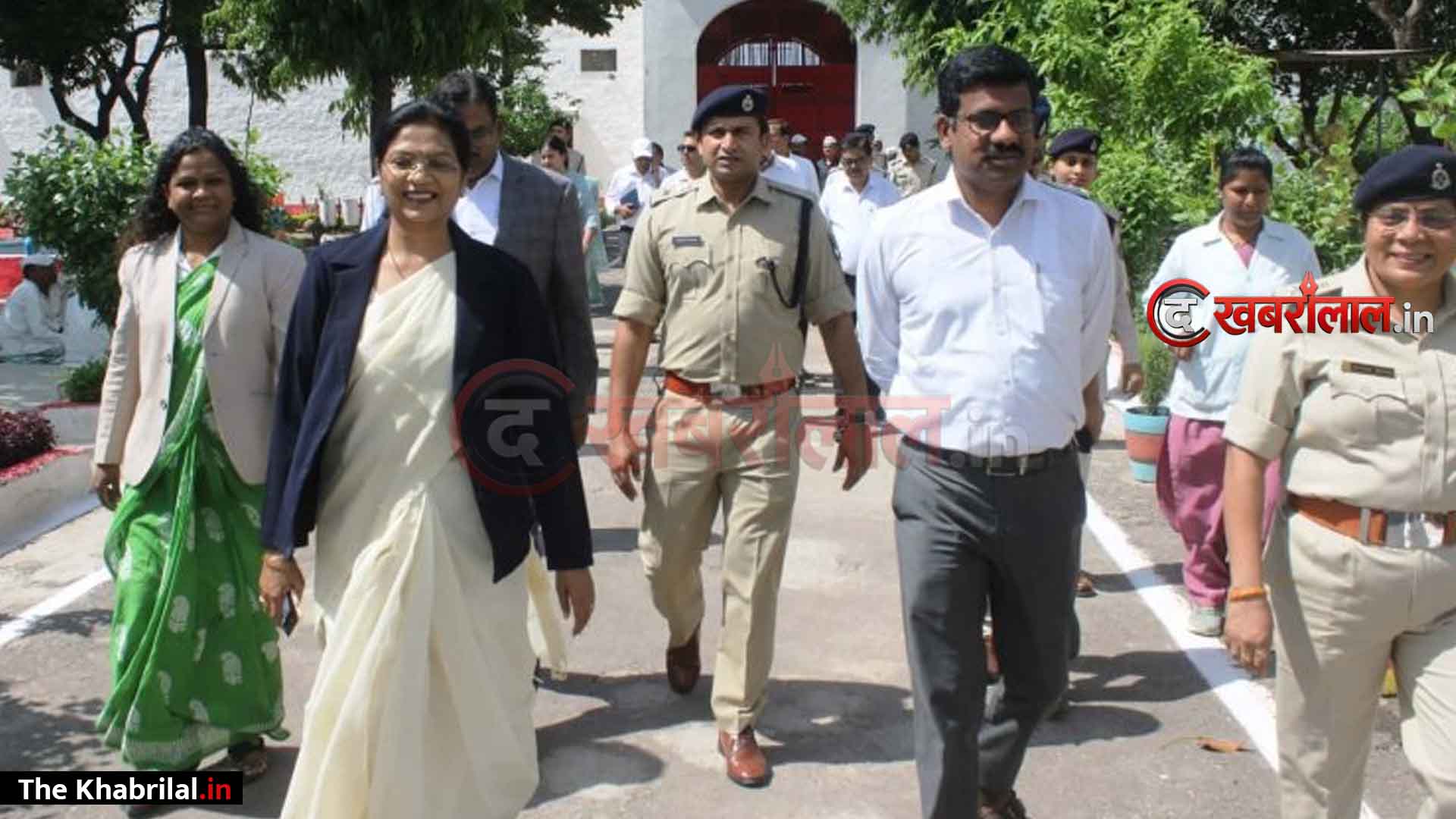 सतना सेंट्रल जेल का औचक निरीक्षण: कलेक्टर और एसपी ने खुद चखा बंदियों के भोजन का स्वाद; व्यवस्थाओं का लिया जायजा