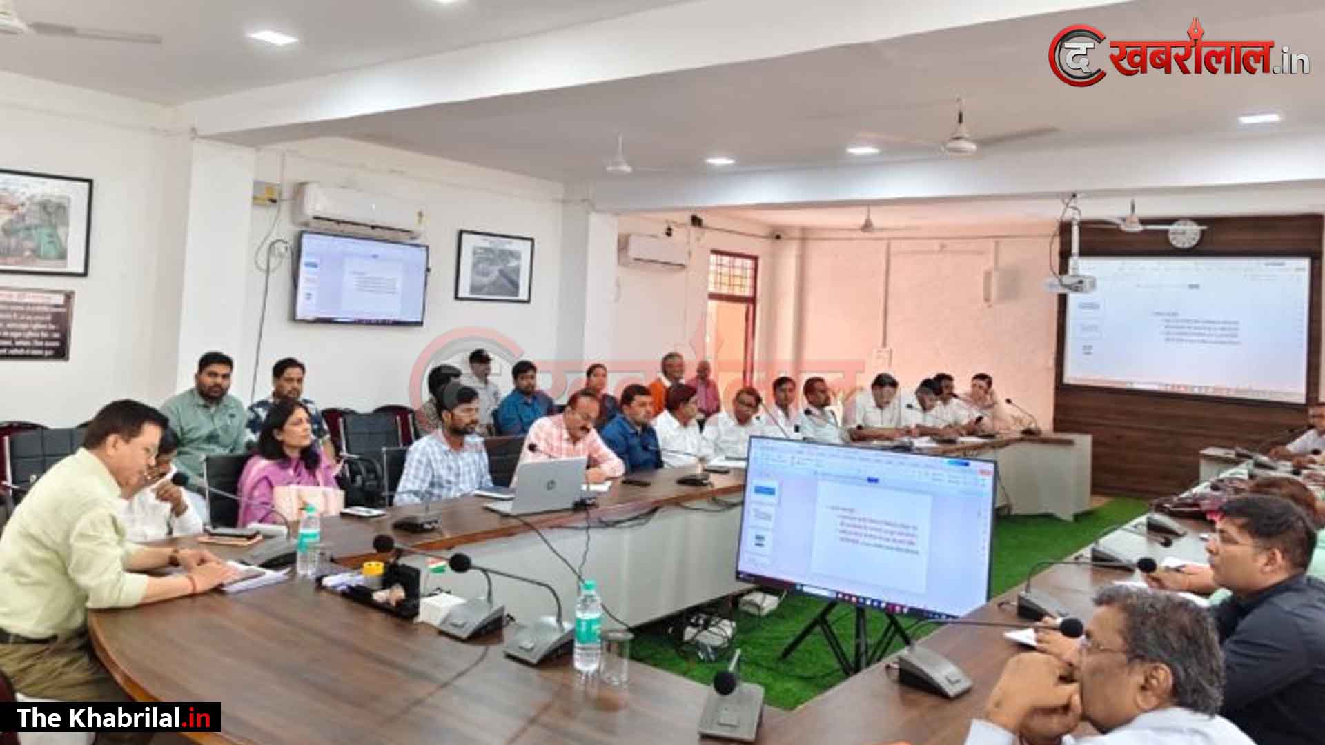 मऊगंज कलेक्ट्रेट में समय-सीमा बैठक में अपर कलेक्टर पीके पांडेय सख्त: खाद वितरण, ई-केवाईसी और स्कूली बच्चों को साइकिल-किताबों के लिए १५ दिन का अल्टीमेटम; मानसून व बाढ़ राहत पर कड़े निर्देश