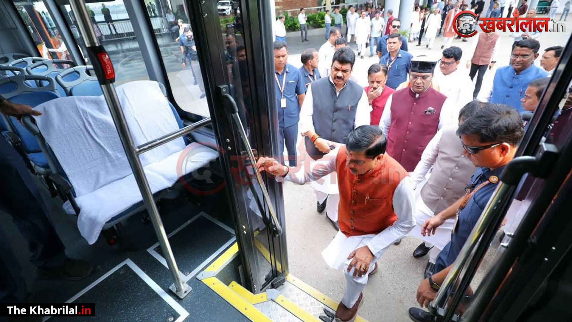 मुख्यमंत्री डॉ. मोहन यादव की अनुकरणीय पहल: ई-बस से मंत्रिपरिषद के साथ जगदीशपुर पहुंचे सीएम; शासकीय संसाधनों के मितव्ययी उपयोग और सुशासन का दिया संदेश, मार्ग में हुआ भव्य स्वागत