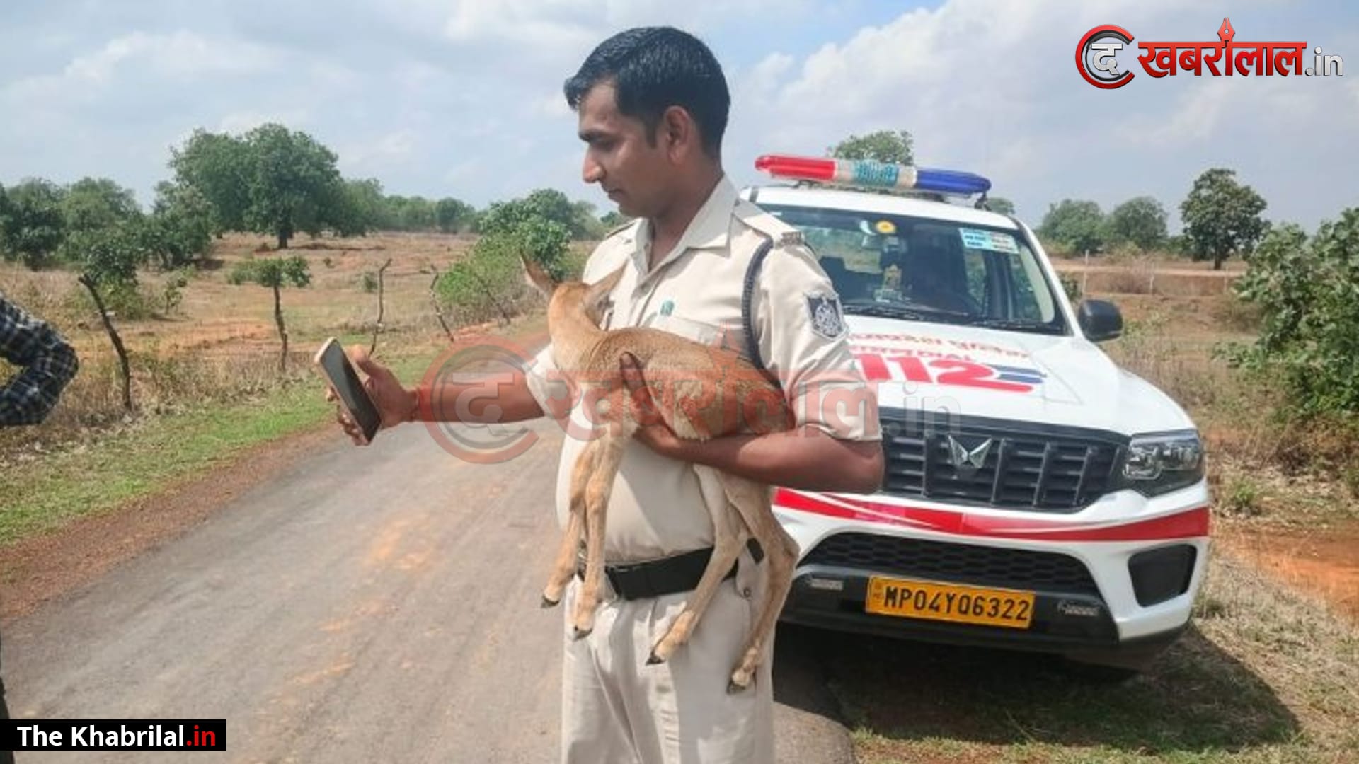 मानवता की अनूठी मिसाल: मऊगंज में मां से बिछड़कर भटक रहे हिरण के शावक को ग्रामीणों ने बचाया; डायल-112 की तत्परता से सुरक्षित पहुंचा वन विभाग के पास