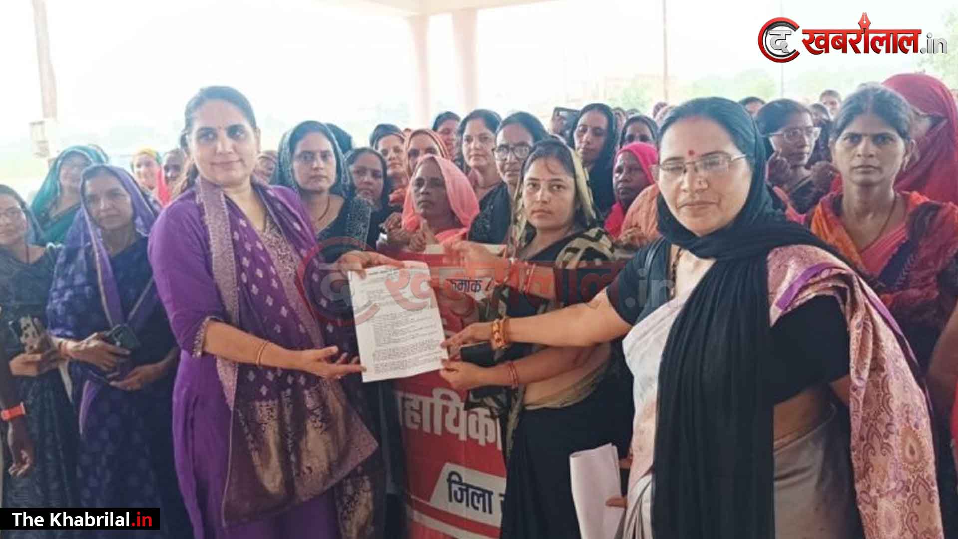 मऊगंज में आंगनबाड़ी कार्यकर्ताओं का महा-आक्रोश, कलेक्ट्रेट का किया घेराव: ‘काला दिवस’ मनाकर सरकार को दिया अल्टीमेटम— ‘हमें ग्रेड-३ सरकारी कर्मचारी का दर्जा और ₹41,000 मानदेय दे सरकार’
