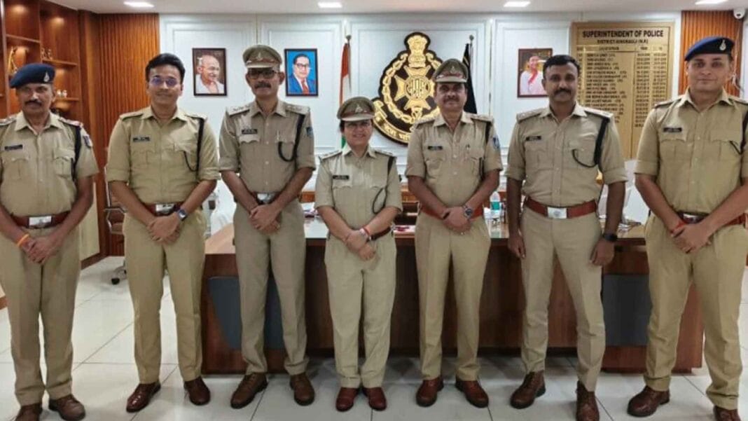 सिंगरौली पुलिस विंग में गौरव का पल, ३ जांबाज निरीक्षकों को मिली विधिक पदोन्नति; राकेश साहू, अशोक सिंह परिहार और अर्चना द्विवेदी बने DSP: एसपी कार्यालय में सजे तीन स्टार, अफसरों ने बढ़ाया हौसला सिंगरौली पुलिस विंग में गौरव का पल, ३ जांबाज निरीक्षकों को मिली विधिक पदोन्नति; राकेश साहू, अशोक सिंह परिहार और अर्चना द्विवेदी बने DSP: एसपी कार्यालय में सजे तीन स्टार, अफसरों ने बढ़ाया हौसला