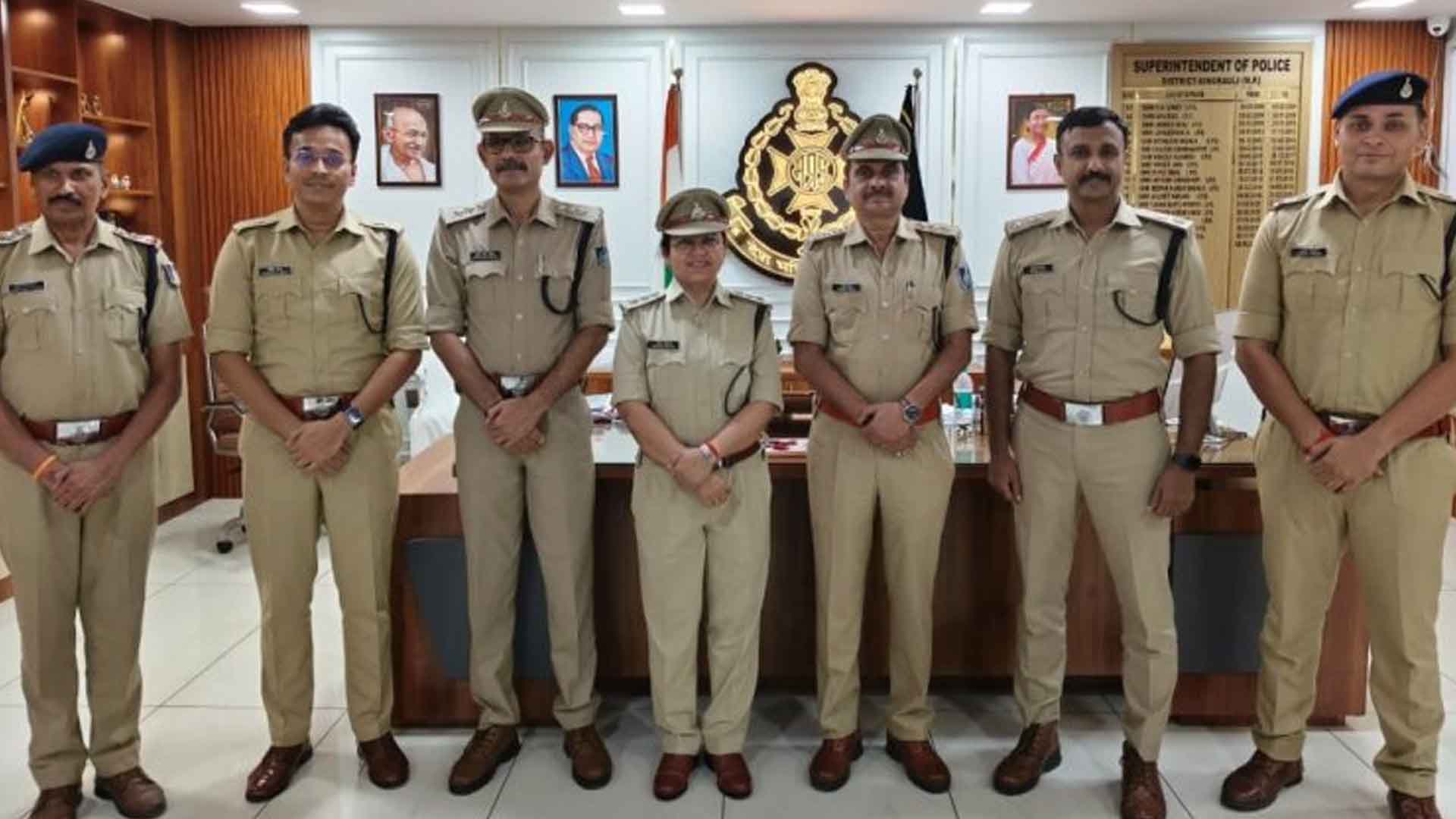 सिंगरौली पुलिस विंग में गौरव का पल, ३ जांबाज निरीक्षकों को मिली विधिक पदोन्नति; राकेश साहू, अशोक सिंह परिहार और अर्चना द्विवेदी बने DSP: एसपी कार्यालय में सजे तीन स्टार, अफसरों ने बढ़ाया हौसला