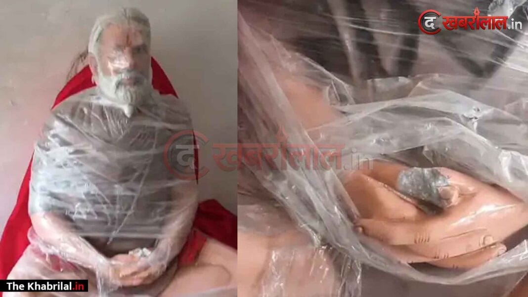 मैहर के नीलकंठ आश्रम में गुरु महाराज की प्रतिमा स्थापना के दौरान विवाद: प्रतिमा क्षतिग्रस्त करने का आरोप; महंत ने पुलिस को दी लिखित शिकायत मैहर के नीलकंठ आश्रम में गुरु महाराज की प्रतिमा स्थापना के दौरान विवाद: प्रतिमा क्षतिग्रस्त करने का आरोप; महंत ने पुलिस को दी लिखित शिकायत