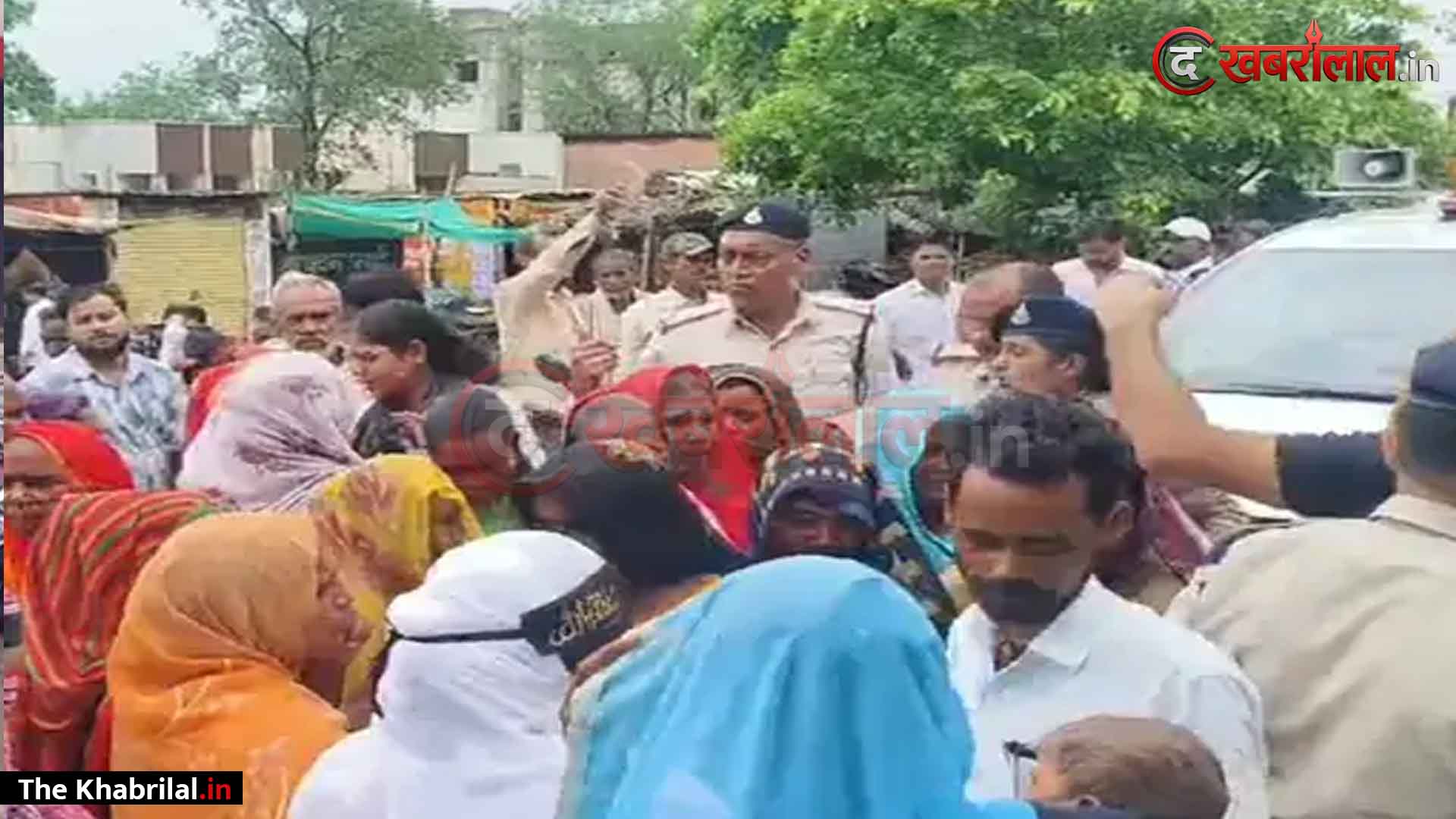 सतना के रामपुर बघेलान में भारी हंगामा: जनसुनवाई के बाद सैकड़ों ग्रामीणों ने घेरी कलेक्टर डॉ. सतीश कुमार एस की गाड़ी; ४५ मिनट तक फंसे रहे, SDM-तहसीलदार के खिलाफ मुर्दाबाद के लगे नारे