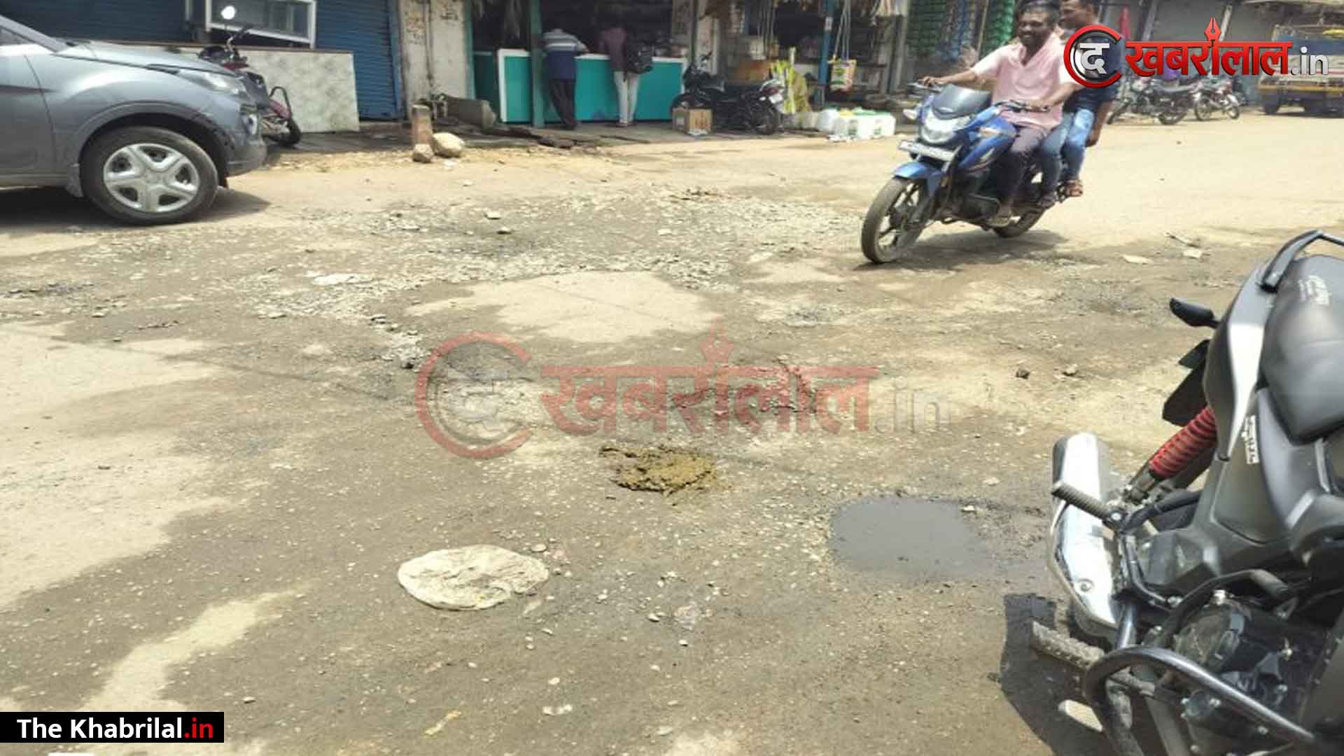 सिंगरोली के वीआईपी मार्ग का हाल बेहाल, गायत्री मंदिर रोड पर जलभराव और गहरे गड्ढों से जनता त्रस्त: भाजपा प्रदेश उपाध्यक्ष कांत देव सिंह के आवास के ठीक सामने तलाब बनी सड़क; ४ स्कूलों के बच्चों की सुरक्षा दांव पर