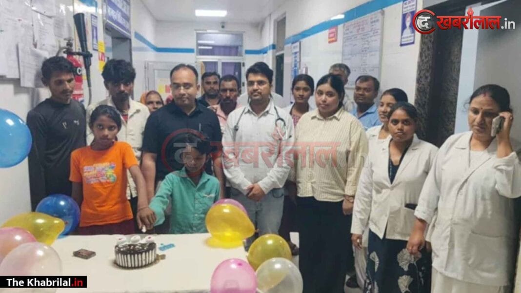 सतना जिला अस्पताल में चमत्कार: सर्पदंश के बाद १२ दिनों तक जिंदगी और मौत से लड़े मासूम भाई-बहन; ५ दिन वेंटिलेटर पर रहने के बाद पूरी तरह स्वस्थ, डॉक्टरों ने केक काटकर दी विदाई सतना जिला अस्पताल में चमत्कार: सर्पदंश के बाद १२ दिनों तक जिंदगी और मौत से लड़े मासूम भाई-बहन; ५ दिन वेंटिलेटर पर रहने के बाद पूरी तरह स्वस्थ, डॉक्टरों ने केक काटकर दी विदाई