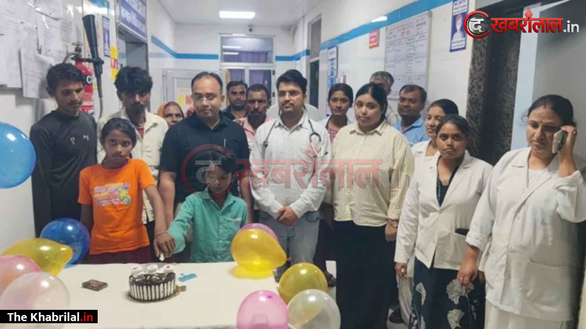 सतना जिला अस्पताल में चमत्कार: सर्पदंश के बाद १२ दिनों तक जिंदगी और मौत से लड़े मासूम भाई-बहन; ५ दिन वेंटिलेटर पर रहने के बाद पूरी तरह स्वस्थ, डॉक्टरों ने केक काटकर दी विदाई