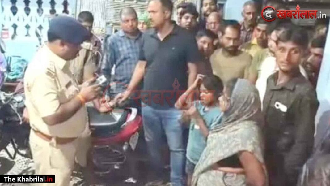 सिंगरौली में छत ढलाई के दौरान गिरे मजदूर की मौत के बाद भारी हंगामा: परिजनों ने सड़क पर शव रखकर किया चक्काजाम; ठेकेदार राममनोज शाह पर विधिक केस दर्ज, ₹1.30 लाख की तात्कालिक मदद सिंगरौली में छत ढलाई के दौरान गिरे मजदूर की मौत के बाद भारी हंगामा: परिजनों ने सड़क पर शव रखकर किया चक्काजाम; ठेकेदार राममनोज शाह पर विधिक केस दर्ज, ₹1.30 लाख की तात्कालिक मदद