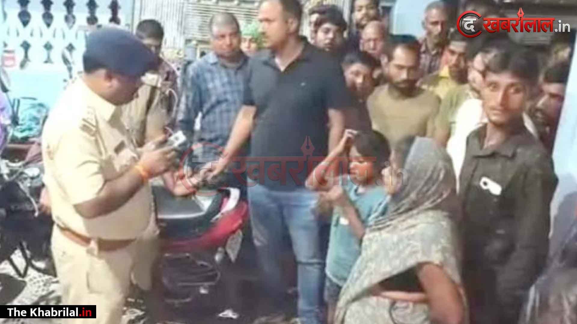 सिंगरौली में छत ढलाई के दौरान गिरे मजदूर की मौत के बाद भारी हंगामा: परिजनों ने सड़क पर शव रखकर किया चक्काजाम; ठेकेदार राममनोज शाह पर विधिक केस दर्ज, ₹1.30 लाख की तात्कालिक मदद