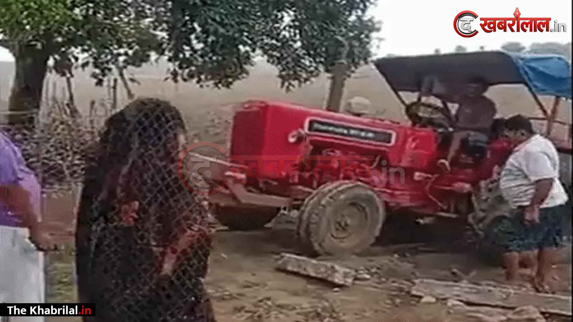रीवा में खूनी संघर्ष की दहलीज पर जमीन विवाद! ट्रैक्टर का अगला पहिया हवा में उठाकर परिवार को कुचलने की कोशिश; वीडियो वायरल होने पर मची खलबली