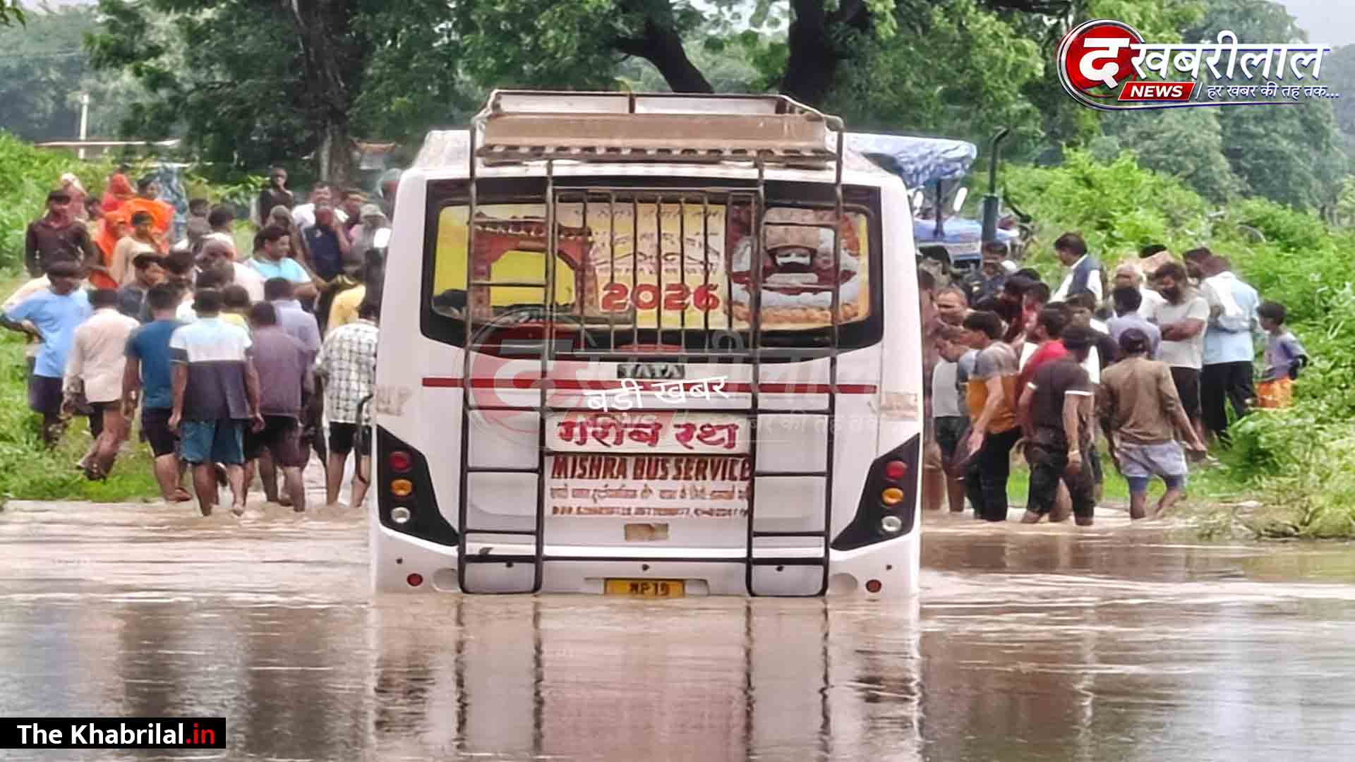 मैहर में बड़ा हादसा टला: उफनती बीहर नदी के बिधुई पुल पर फंसी यात्री बस; पुलिस और ग्रामीणों की मदद से सुरक्षित निकाले गए यात्री