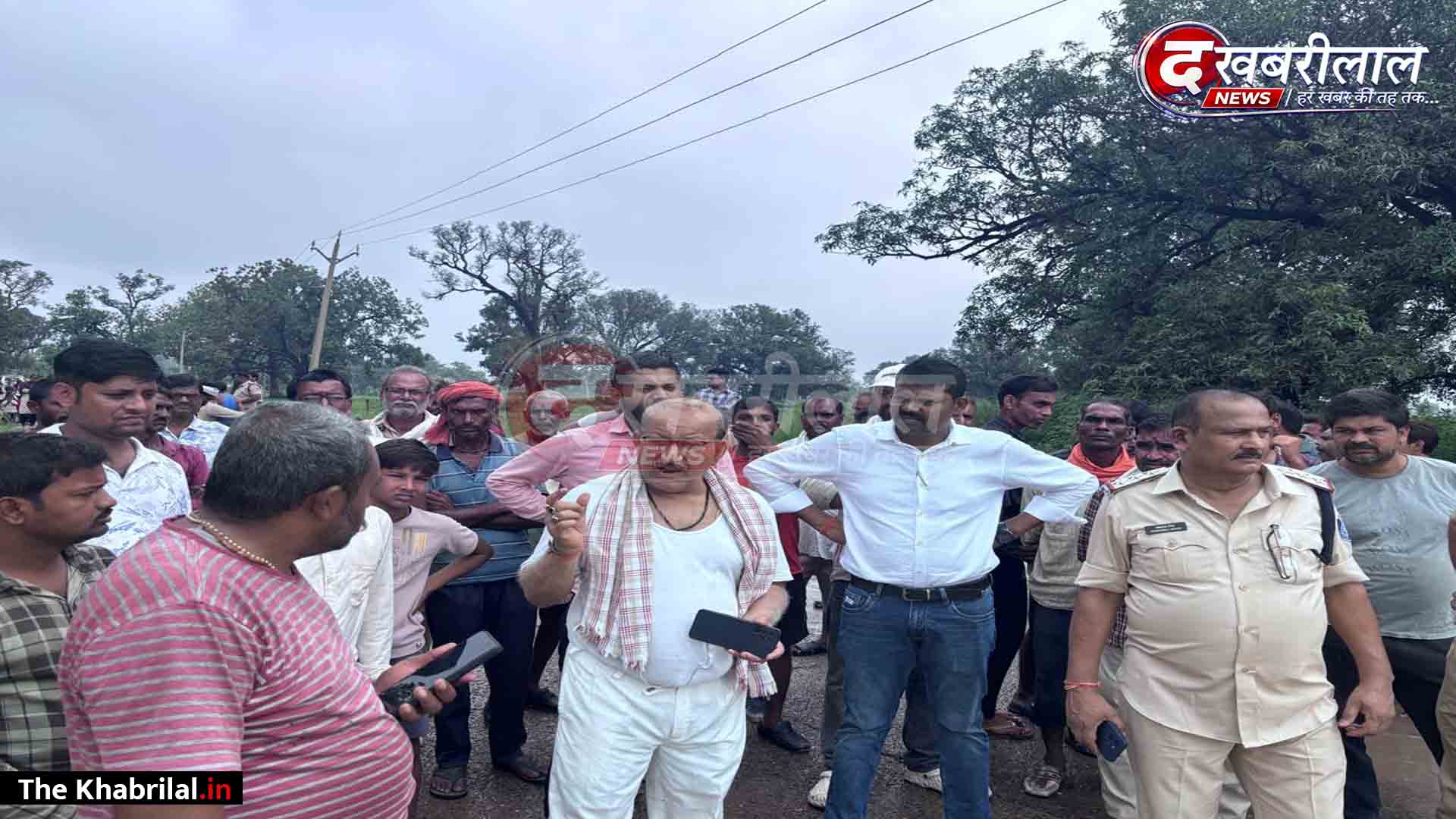 मौके पर तहसीलदार आरडी साकेत, टीआई पंचराज सिंह मौजूद