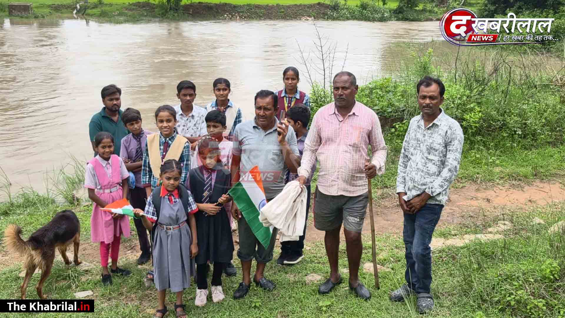आजादी के 80 साल बाद भी बुनियादी रास्ते को तरस रहे ग्रामीण: बरसात में ‘कैद’ हुआ करौंदिया गांव; ₹236 लाख की तकनीकी स्वीकृति के बाद भी अधर में अटका पुल निर्माण
