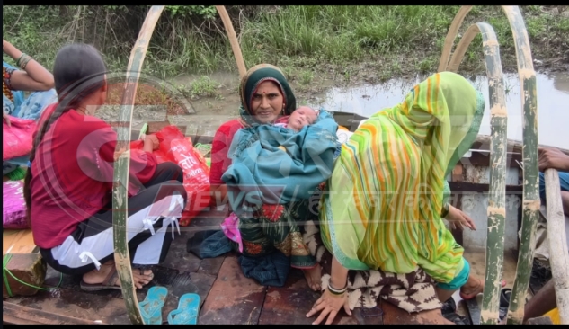 जलभराव के बीच नवजात को नाव से घर ले जाते माता-पिता