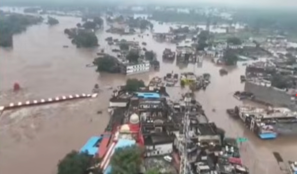 चित्रकूट में भारी बारिश के बाद बाढ़ का दृश्य