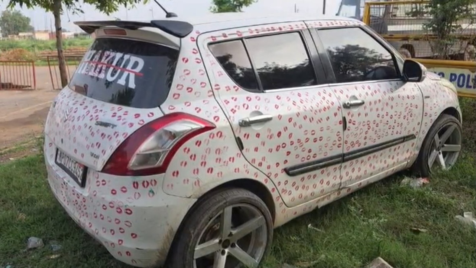 Gwalior की Kissing Car का खुला नया राज ! एक नहीं तीन लड़कियों ने किया था ‘कांड’
