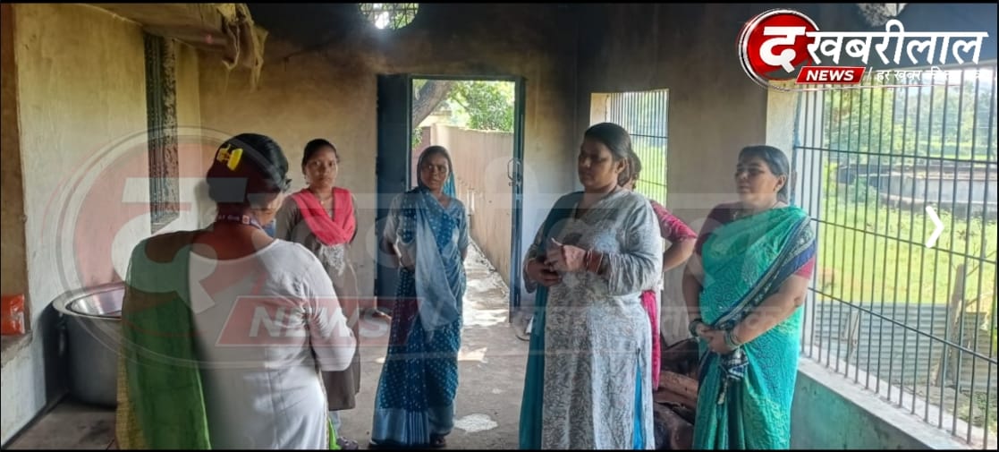 छात्रावास का निरीक्षण करतीं जनपद सीईओ