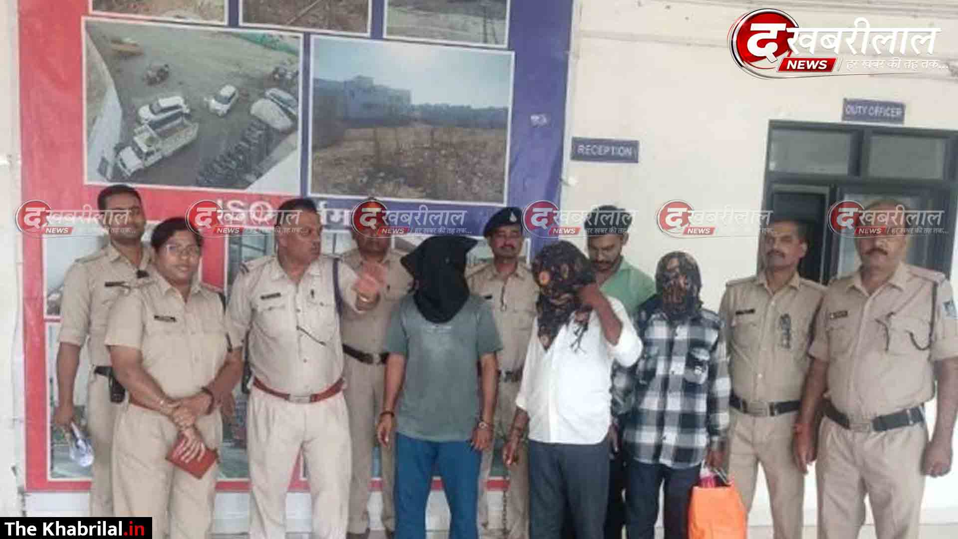 सतना में दिनदहाड़े गुंडागर्दी: छत्तीसगढ़ से आए पर्यटकों को चाकू की नोक पर लूटा; सीसीटीवी और साइबर सेल की मदद से 3 बदमाश गिरफ्तार, 2 बाइक व नकदी जब्त