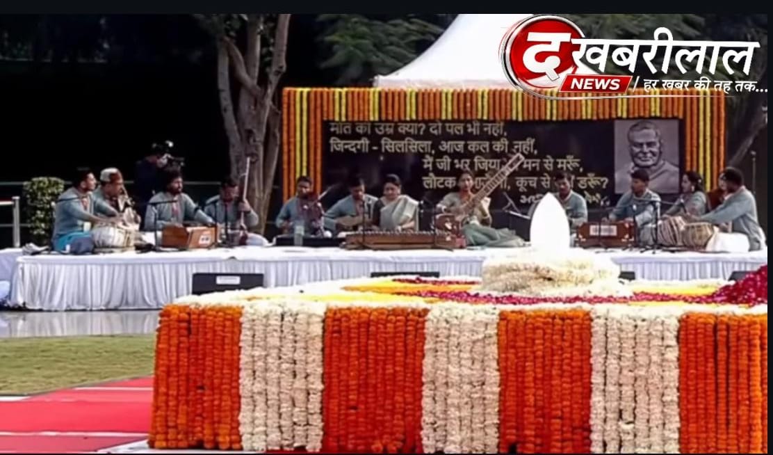 प्रधानमंत्री नरेंद्र मोदी के कार्यक्रम में प्रस्तुति देतीं मैहर की महिला कलाकार