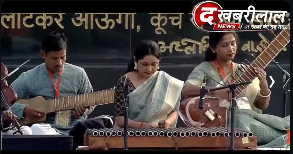 मैहर महिला बैंड की महिला कलाकार वाद्ययंत्र बजाते हुए