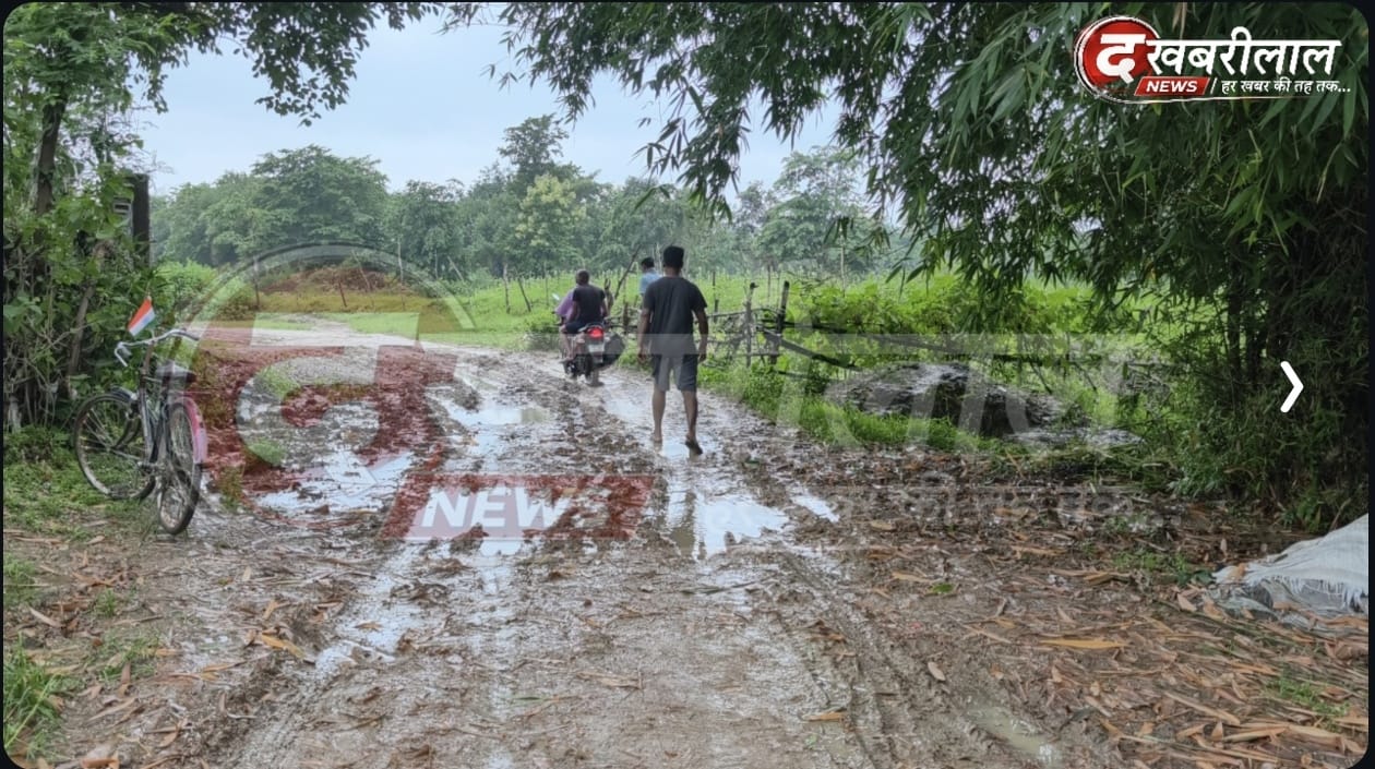 करौंदिया गांव में पक्का मकान और खराब सड़क