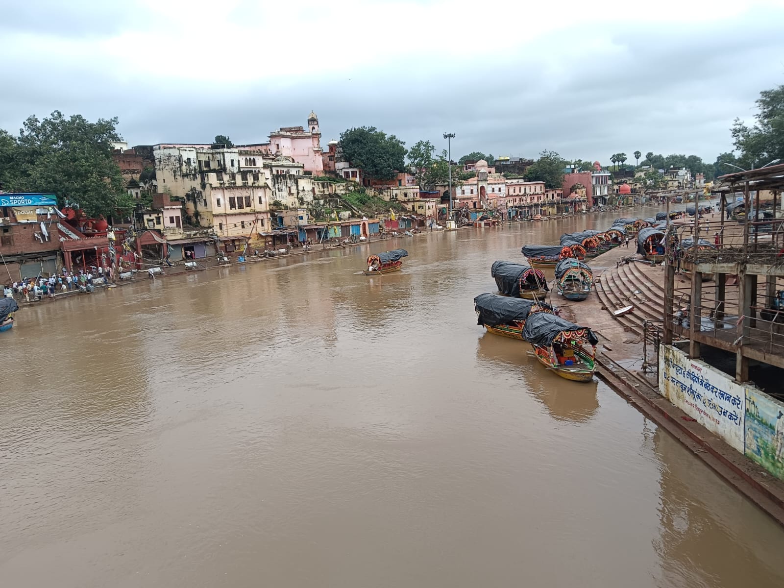 सतना जिले के चित्रकूट में बाढ़ के छठे दिन जल स्तर कम होने के बाद समान होते हालात और प्रभावित ग्रामीण क्षेत्र