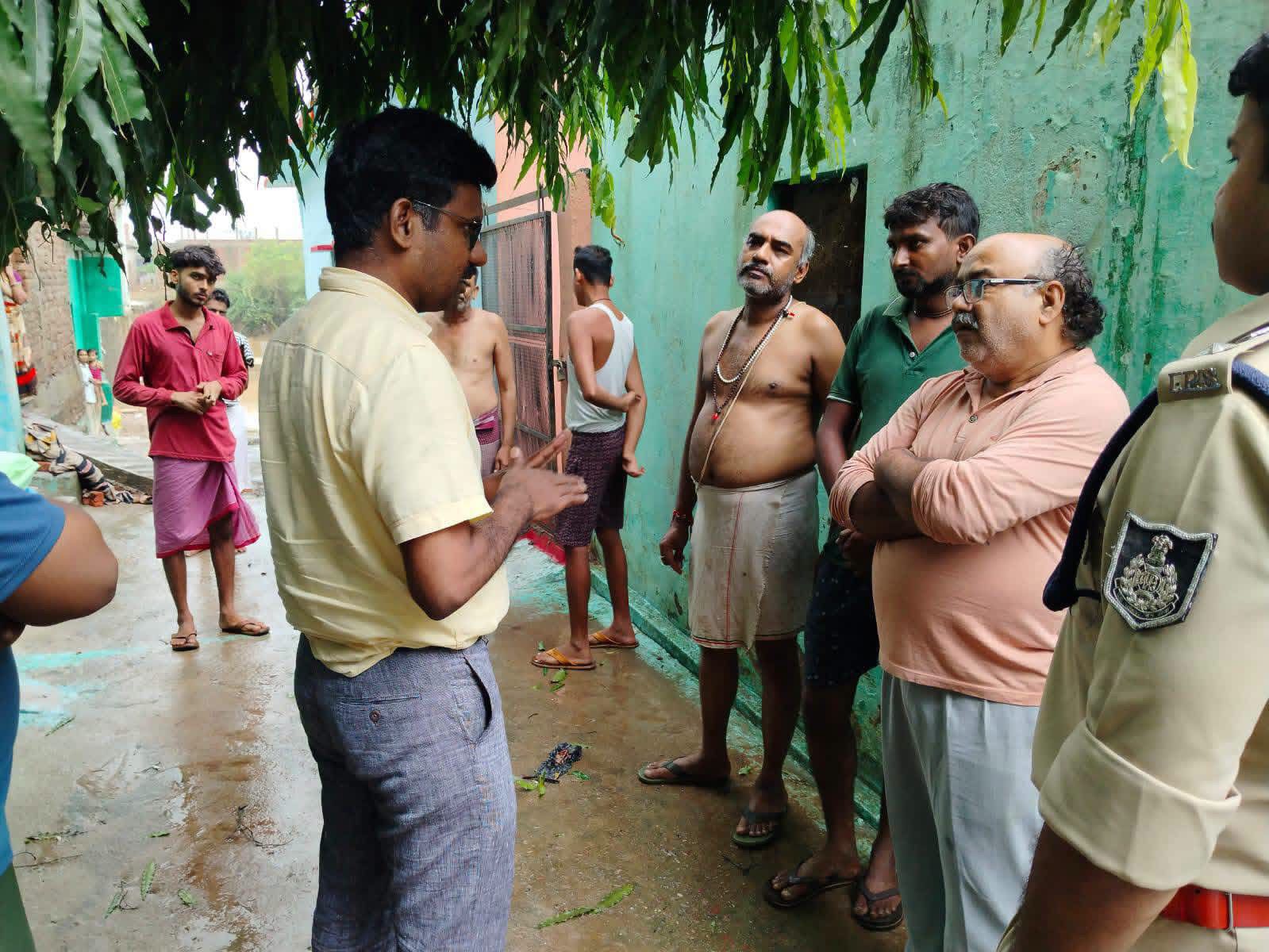 बाढ़ प्रभावित क्षेत्र में प्रशासनिक टीम और ग्रामीणों के बीच राहत कार्यों का जमीनी दृश्य