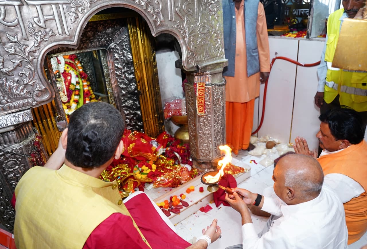 भाजपा प्रदेश अध्यक्ष हेमंत खंडेलवाल मैहर में मां शारदा के दर्शन करते हुए