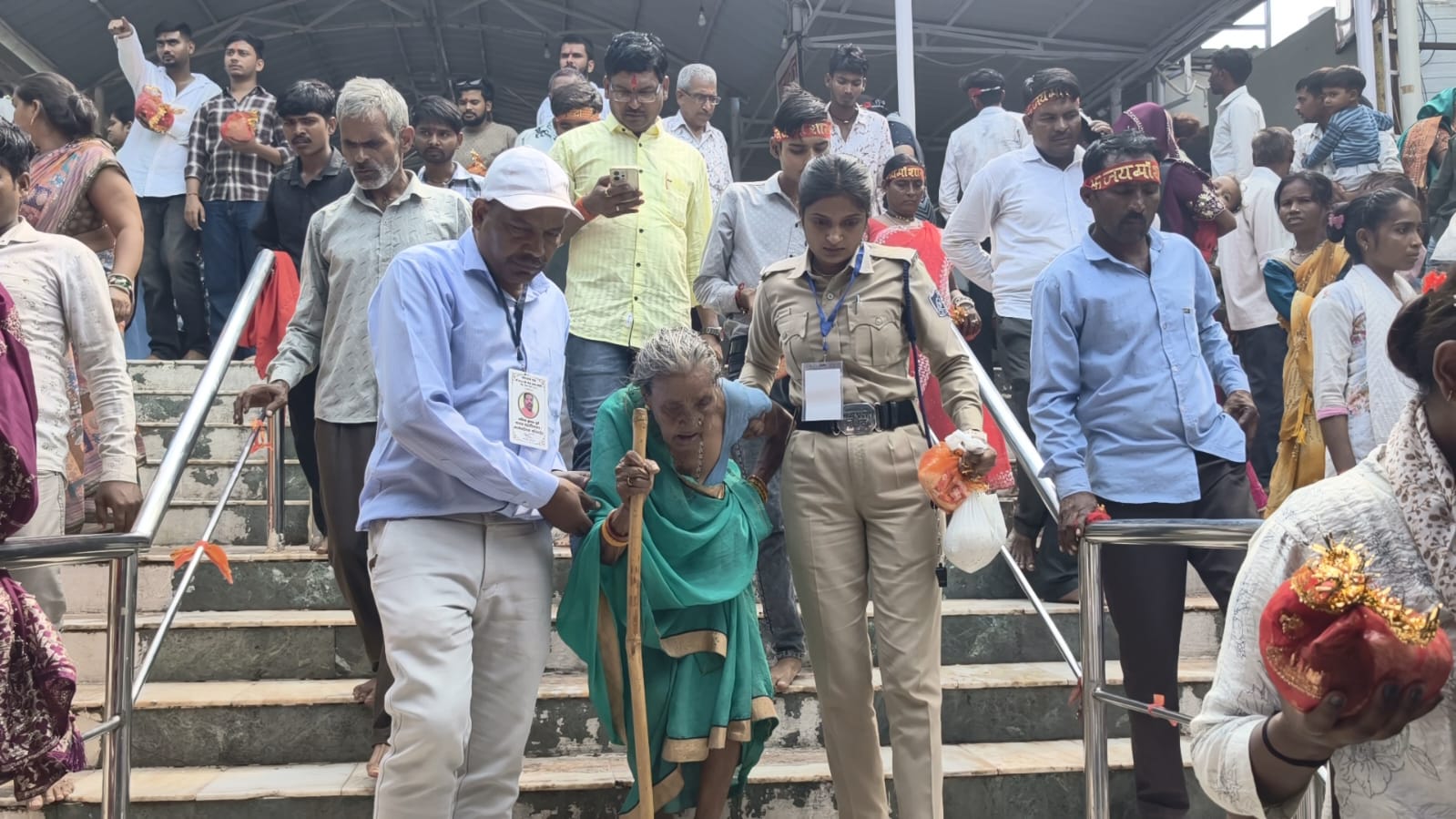 मैहर मां शारदा सुगम दर्शन के दौरान नायब तहसीलदार शिवभूषण सिंह और महिला आरक्षक ने दिव्यांग श्रद्धालुओं की सहायता की