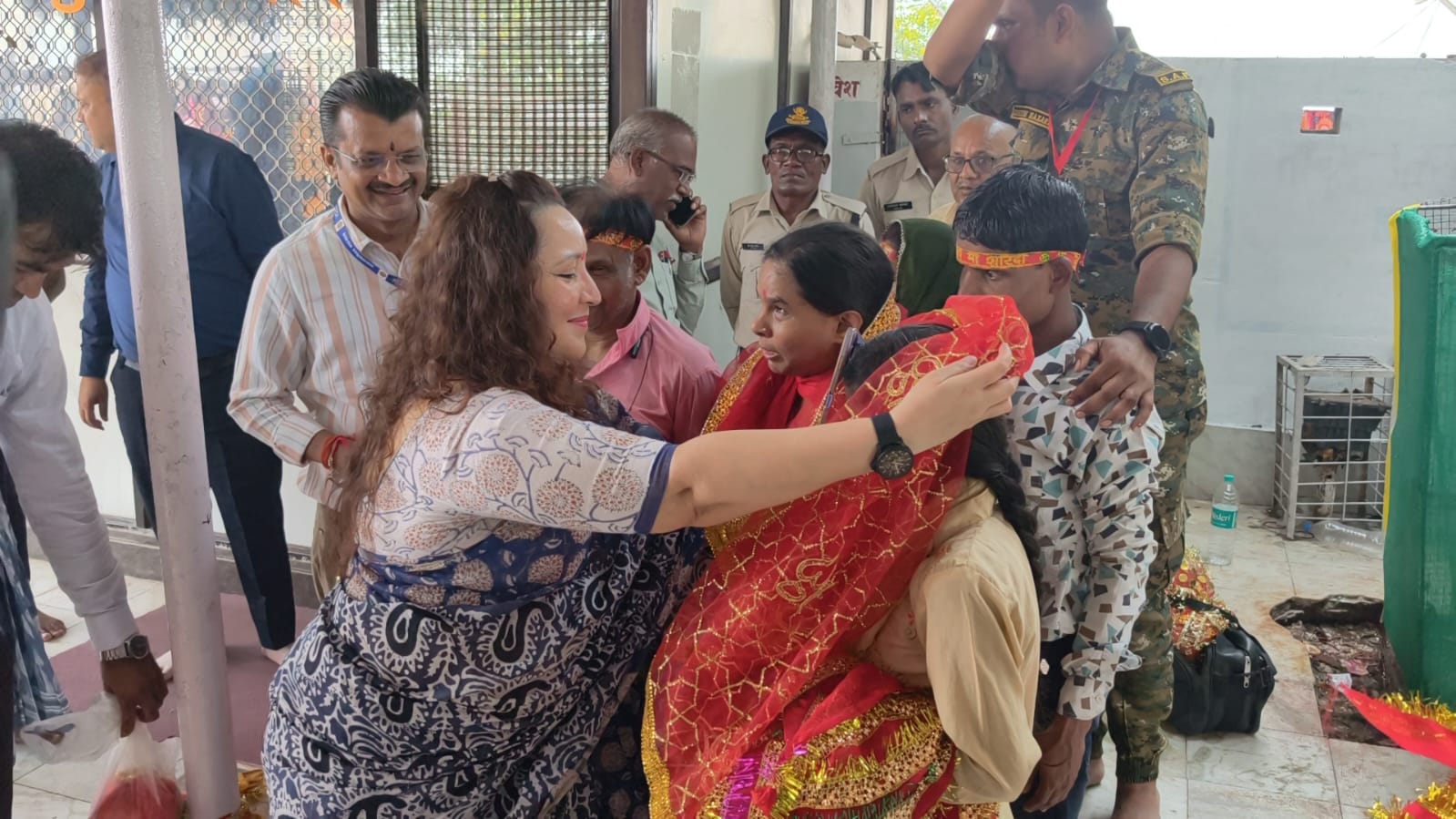 मैहर मां शारदा सुगम दर्शन के दौरान दृष्टिबाधित श्रद्धालुओं का सम्मान